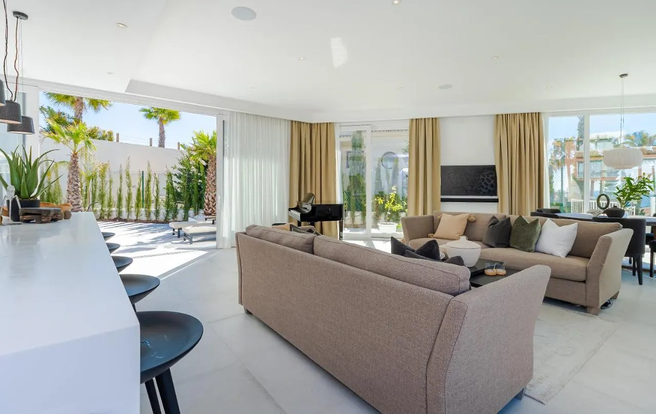 Unique & Luxurious Villa With Heated Pool, Gym & C Málaga 0*,  Espanha