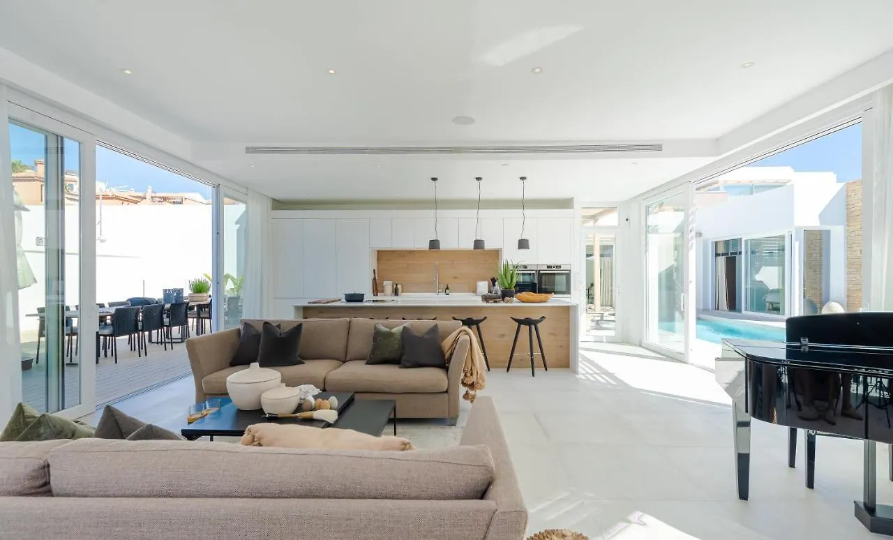Casa de Férias Unique & Luxurious Villa With Heated Pool, Gym & C Málaga